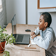 Enfant étudiant les cours de Medumba en ligne